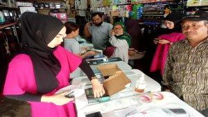 Seorang-pegawai-toko-elektronik-di-Pasar-16-Ilir-Palembang.jpg