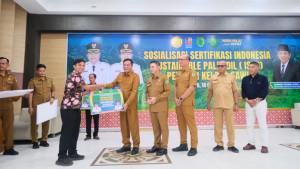 Serahkan-bantuan-ke-petani.jpg