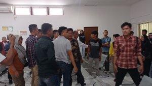 Sidang-Sularno-ricuh.jpg