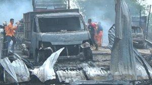 Tampak-kendaraan-angkutan-BBM-Ilegal-yang-hangus-terbakar-di-gudang-BBM-ilegal.jpg