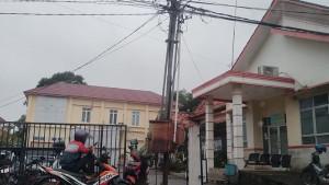 Tiang-listrik-ganggu-aktivitas-Puskesmas.jpg