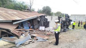 Truk-Mitsubishi-Seruduk-Rumah-di-Muba.jpg