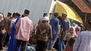 Truk-Tabrak-Perkarangan-Rumah.jpg