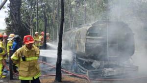 Truk-tangki-bermuatan-BBM-solar-terbakar-di-Talang-Kelapa.jpg