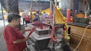 Warga-Tionghoa-di-Palembang-beribadah-di-Kelenteng-Gie-Hap-Bio.jpg