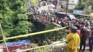Warga-menonton-TKP-bus-jatuh-ke-sungai-di-area-Objek-Wisata-Guci-Kabupaten-Tegal-Minggu-752023.jpg