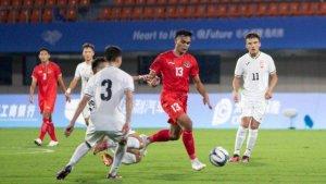 aksi-gelandang-timnas-indonesia-rachmat-irianto-saat-melawan-kirgistan-di-asian-games-2023.jpg