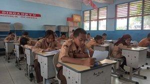 anak-kelas-6-di-SD-Negeri-42-Palembang-sedang-mengikuti-ujian.jpg