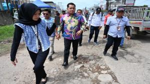 askolani-perbaiki-jalan-tegal-binangun.jpg