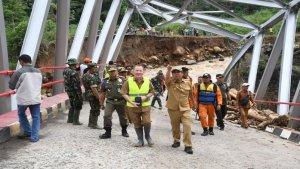 banjir-bandang-di-lahat-jembatan-putus.jpg
