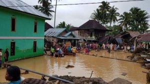 banjir-bandang-di-lahat.jpg
