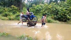 diangkat-gerobok-banjir.jpg