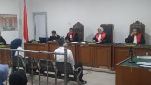 finda-dan-dedi-duduk-berjauhan.jpg