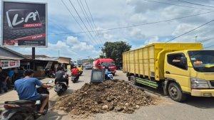 jalan-prabumulih-ditutup-pendemo.jpg