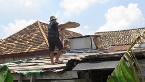 jemur-kerupuk-di-atap.jpg
