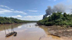 kepulan-asap-dari-sumur-minyak-ilegal-di-sungai-lilin-muba.jpg