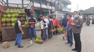 masyarakat-kota-pagaralam-yang-sedang-mengantri-gas-lpg-bersubsisi-3-kilogram.jpg