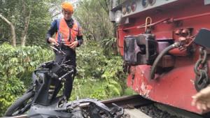 motor-hancur-ditabrak-kereta-empat-lawang.jpg