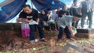 pemakaman-ibu-dan-anak.jpg