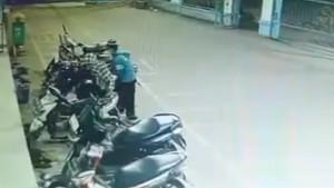 pencuri-CCTV-terekamn.jpg