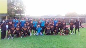 skuat-sriwijaya-fc-berfoto-bareng-usai-latihan-di-lapangan-atletik-luar-jsc-palembang.jpg
