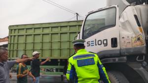 tabrakan-truk-hino-333.jpg