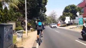 tips-aman-bersepeda-di-jalan-raya.jpg