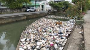 tumpukan-sampah-di-sekip-bendung-2.jpg