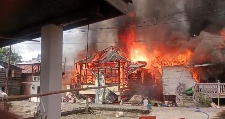 4-rumah-terbakar-di-silaberanti.jpg