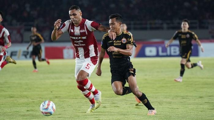 Aksi-bek-Persis-Solo-Jaimerson-Xavier-kiri-yang-coba-membendung-laju-pemain-Persija-Jakarta.jpg