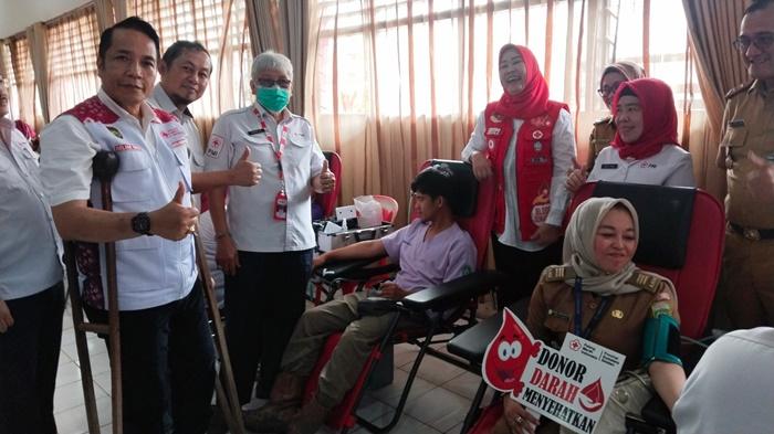 Aksi-sejumlah-pendonor-darah-antri-menyumbangkan-darahnya.jpg