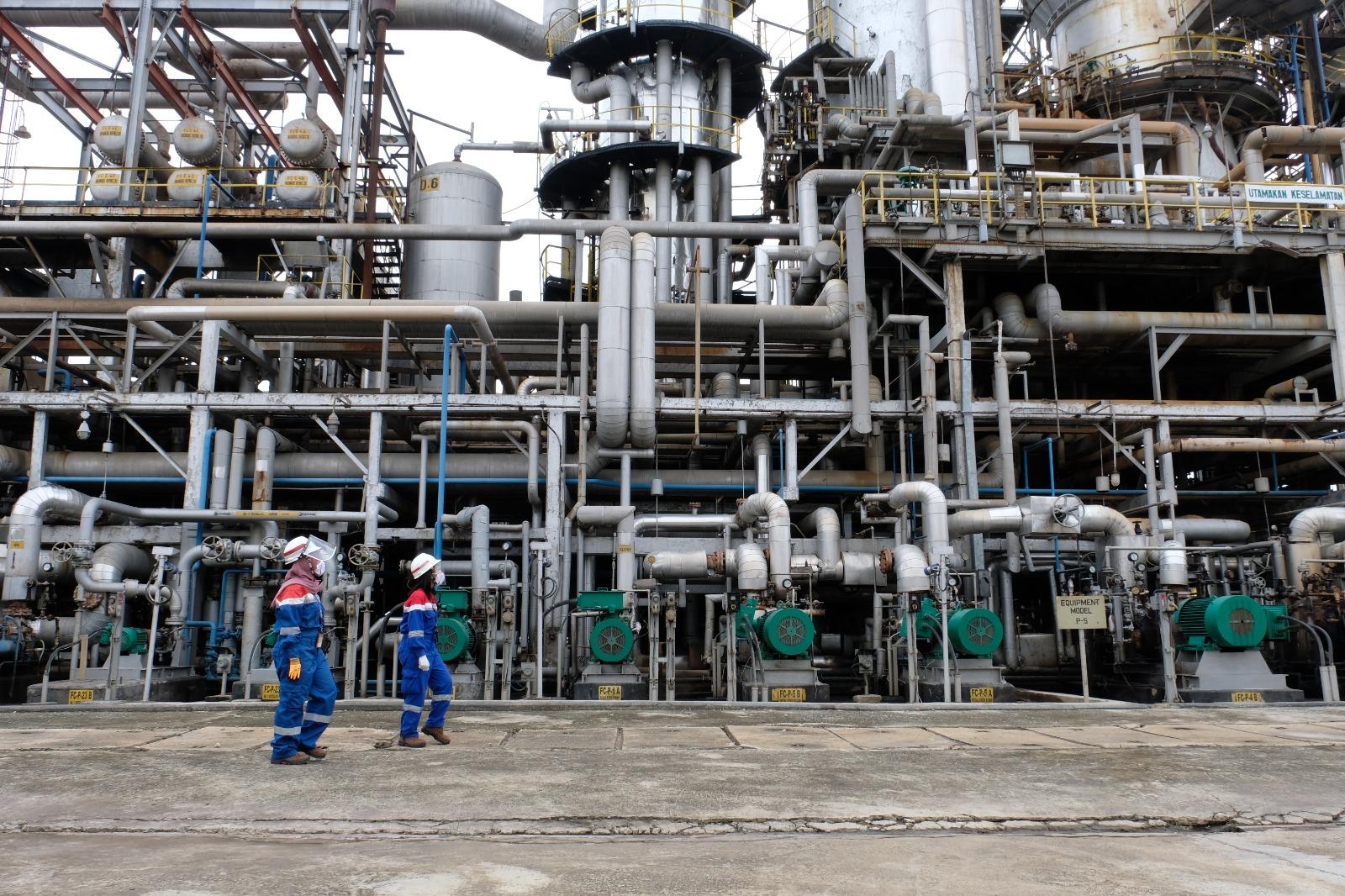 Aktivitas-karyawan-PT-Kilang-Pertamina-Refinery-Unit-III-Plaju-di-Palembang-Sumatera-Selatan.jpg