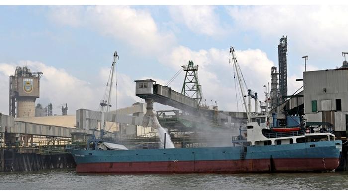 Aktivitas-loading-pupuk-di-Dermaga-PT-PUSRI-Palembang-beberapa-waktu-lalu.jpg