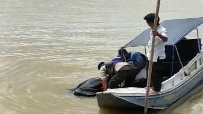 Anggota-Satpolairud-Polrestabes-Palembang-menemukan-mayat-Mr-X-di-Sungai-Musi-Palembang.jpg