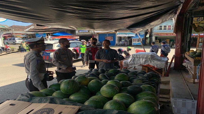 Anggota-gabungan-Polres-dan-Pemkot-Pagar-Alam-saat-menertibkan-pedagang.jpg