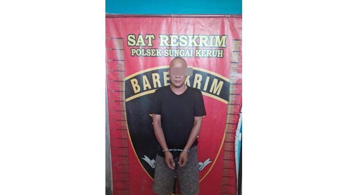 Antoni-tersangka-pencurian-tiang-jaringan-internet-ketika-diamankan-di-Polsek-Sungai-Keruh.jpg