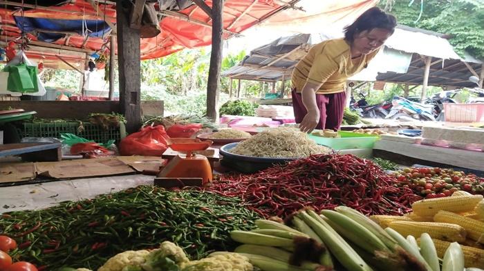 Aryati-salah-seorang-pedagang-cabai-di-Pasar-Tradisional-Saka-Selabung-Muaradua.jpg