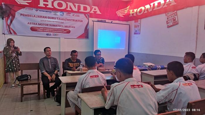 Astra-Motor-Sumsel-melaksanakan-pelatihan-kepada-siswa-SMK-Utama-Bakti-Palembang-2.jpg