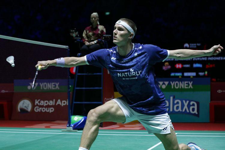 Axelsen-tampil-sebagai-juara-setelah-menang-dengan-skor-skor-21-14-dan-21-13.jpg