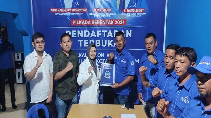 Pilkada Pagar Alam 2024: Ambil Formulir ke Demokrat, Bertha Didampingi Eks Wawako Novirza Djazuli