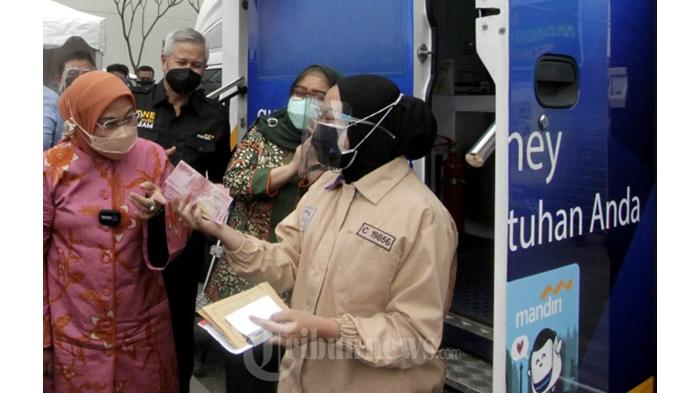 Bank-Mandiri-Menyalurkan-Penerima-BSU-di-Bandung.jpg