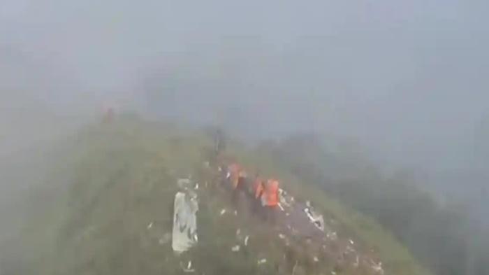 Baru-Satu-Korban-Ditemukan-Tim-SAR-ATR-42-500-Ungkap-Kendala-Cuaca-dan-Siapkan-Dua-Opsi-Evakuasi.jpg