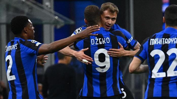 Bek-Inter-Milan-Barella-dipeluk-rekannya-Edin-Dzeko.jpg