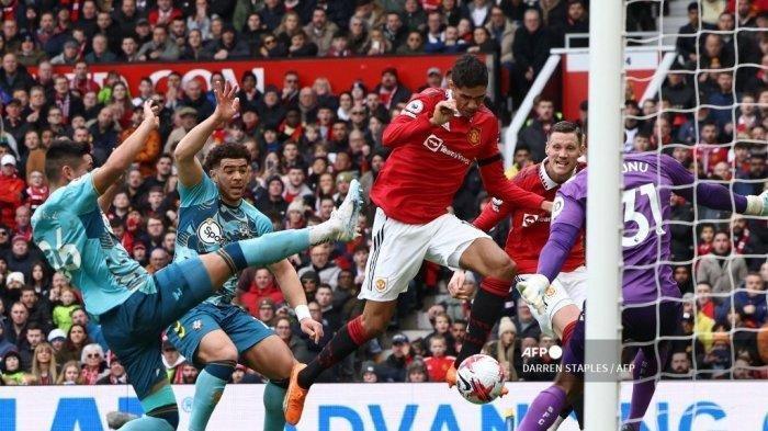 Bek-Manchester-United-Raphael-Varane-Tengah-melewatkan-kesempatan.jpg