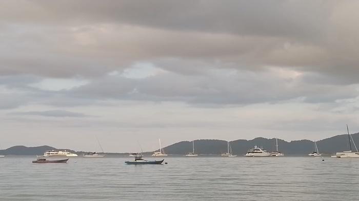 Belasan-Kapal-Yacht-wisatawan.jpg