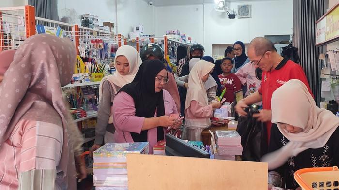 H-1 Masuk Sekolah, Toko Perlengkapan dan Seragam Sekolah di Pagar Alam Diserbu Ibu-Ibu - Sripoku.com