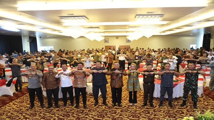 Berfoto-bersama-Gubernur-Sumsel-H-Herman-Deru-usai-dialog-publik-bertajuk-War-On-Drugs.jpg