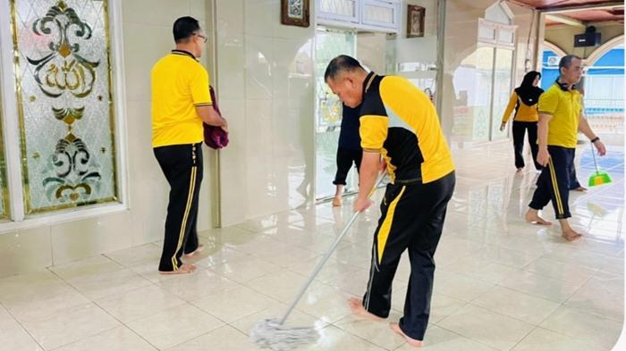 Sinergi Program Belida, Personel Polres OKI Bersihkan Masjid Al-Muslimin Kayuagung OKI - Sripoku.com