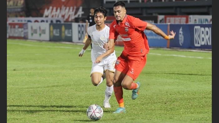Bomber-Borneo-FC-Matheus-Pato-menggiring-bola-saat-melawan-Dewa-United-Selasa-2482022.jpg