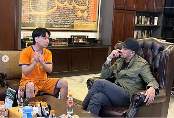 Bukan-di-Ruang-Tahanan-Lokasi-Pertemuan-Ahmad-Sahroni-dan-Ivan-Sugianto-jadi-Sorotan-Duduk-di-Sofa.jpg